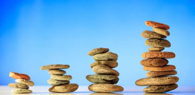 Zen yığınları mavi gökyüzü ve denizin zemin üzerine taş