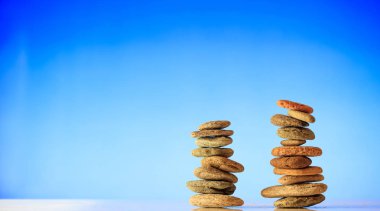 Zen yığınları mavi zemin üzerine taş