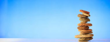 Zen taş yığını üzerinde mavi arka plan