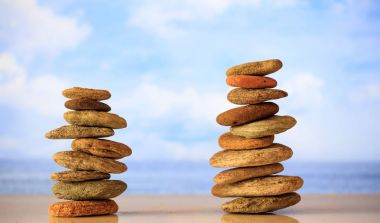 Zen yığınları mavi gökyüzü ve denizin zemin üzerine taş