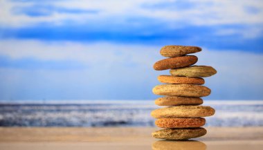 Zen taş yığını mavi gökyüzü ve deniz arka plan