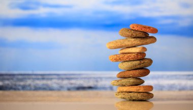 Zen taş yığını mavi gökyüzü ve deniz arka plan