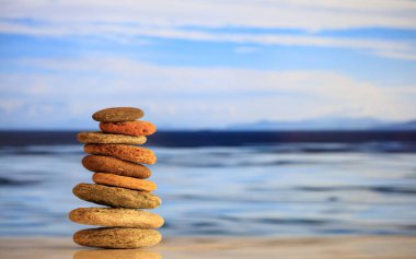 Zen taş yığını mavi gökyüzü ve deniz arka plan