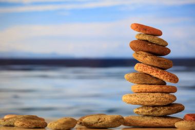 Zen taş yığını mavi gökyüzü ve deniz arka plan