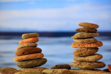 Zen yığınları mavi gökyüzü ve denizin zemin üzerine taş