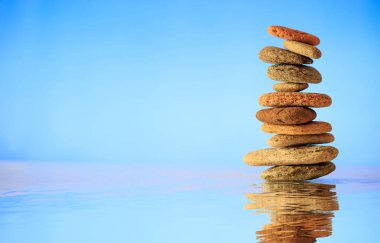 Zen taş yığını üzerinde mavi arka plan
