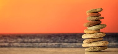 Zen taş yığını batımında deniz arka plan üzerinde