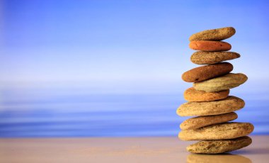 Zen taş yığını mavi gökyüzü ve deniz arka plan