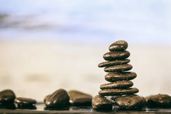 Piedras Zen pila en el fondo de la playa — Foto de Stock