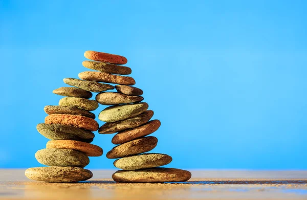 Piedras Zen pila sobre fondo azul — Foto de Stock