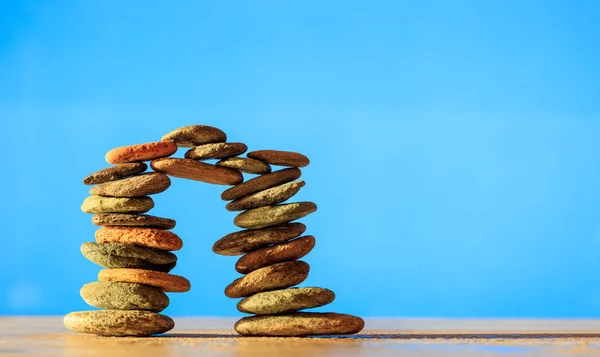 Piedras Zen pila sobre fondo azul — Foto de Stock