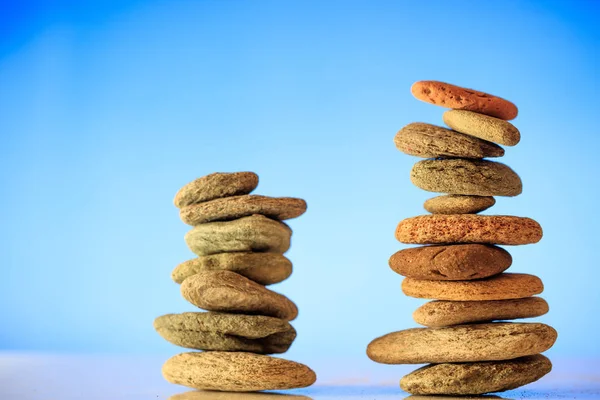 Piedras Zen sobre fondo azul — Foto de Stock