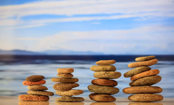 Zen yığınları mavi gökyüzü ve denizin zemin üzerine taş — Stok fotoğraf