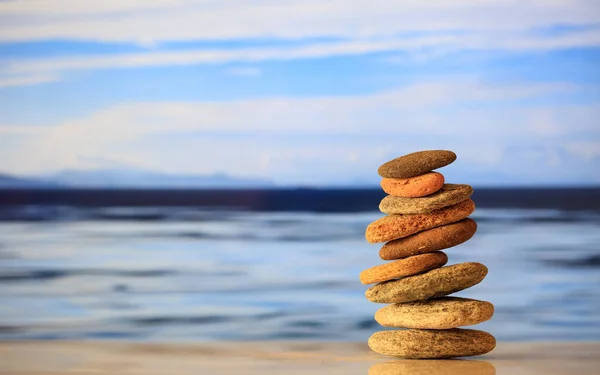 Piedras Zen apilan sobre el cielo azul y el fondo marino — Foto de Stock