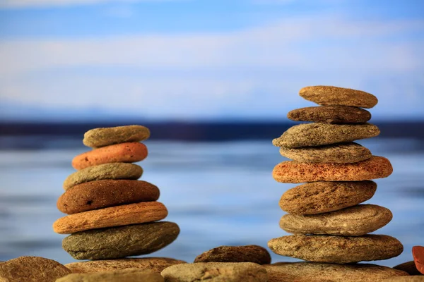 Zen yığınları mavi gökyüzü ve denizin zemin üzerine taş