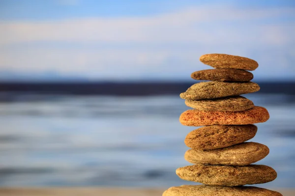 Zen kameny zásobníku na modrém pozadí oblohy a moře — Stock fotografie