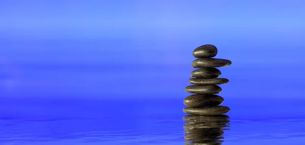 Pedras Zen pilha no fundo azul — Fotografia de Stock