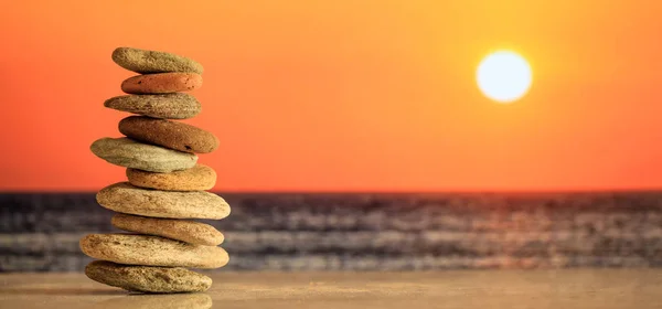 Zen stenen stack op de achtergrond van de zee bij zonsondergang — Stockfoto