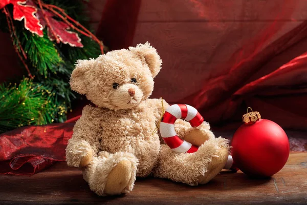 Kerstdecoratie en teddy bear — Stockfoto