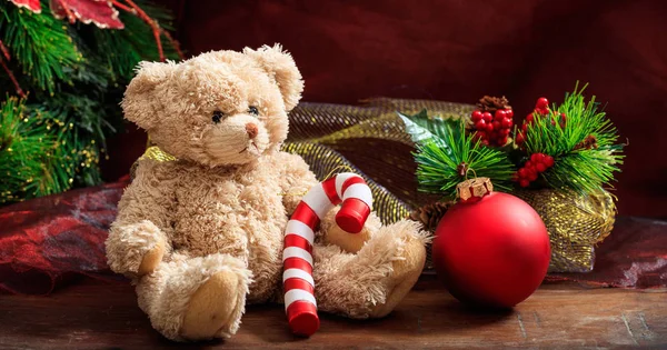 Kerstdecoratie en teddy bear — Stockfoto
