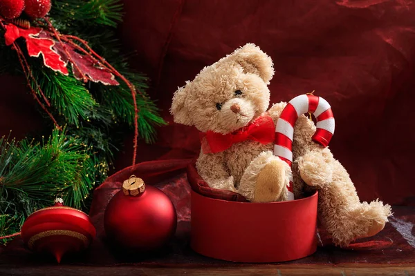 Рождественские украшения и плюшевый мишка — стоковое фото