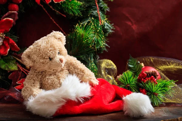 Kerstdecoratie en een teddybeer — Stockfoto