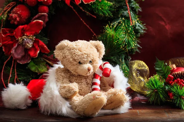 Рождественское украшение, плюшевый мишка и конфетка — стоковое фото