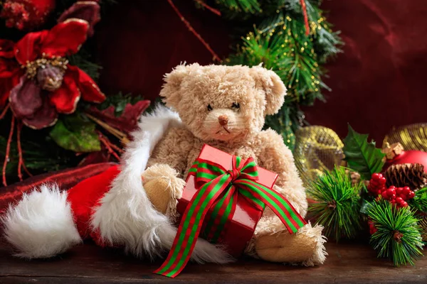 Kerstdecoratie, teddy beer en geschenken — Stockfoto