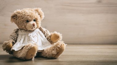 Oyuncak ayı bir ahşap zemin üzerinde