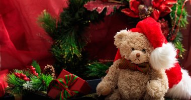 Noel topları, oyuncak ayı ve hediyeler