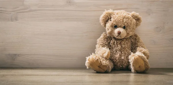 Teddybär auf einem Holzboden — Stockfoto