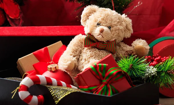 Noel topları, oyuncak ayı ve hediyeler