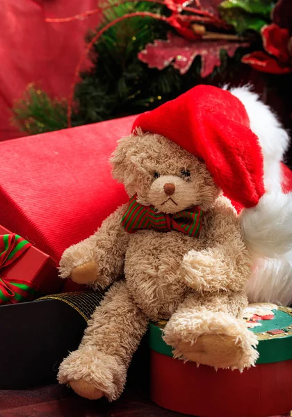 Kerstballen, teddy beer en geschenken — Stockfoto