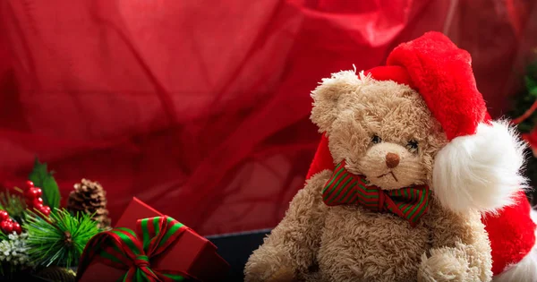 Рождественские шары, плюшевый мишка и подарки — стоковое фото