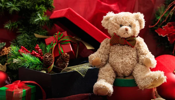 Рождественские шары, плюшевый мишка и подарки — стоковое фото