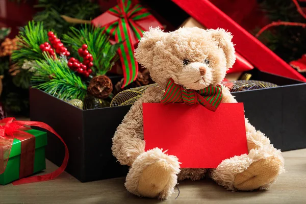 Noel topları, oyuncak ayı ve hediyeler