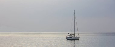 Yelkenli tekne mavi deniz ve gökyüzü arka plan üzerinde