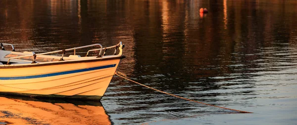 ギリシャでは、夕暮れ時の海でのボート — ストック写真