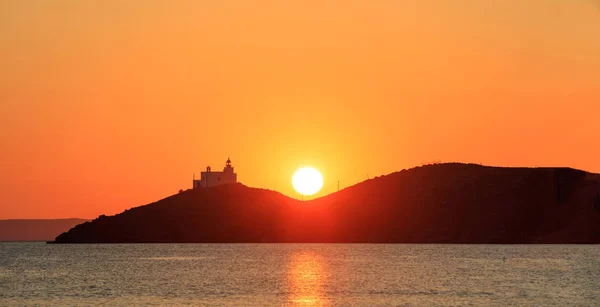 Ελλάδα, Θαλασσογραφία με φάρο στο νησί της Κέας στο ηλιοβασίλεμα — Φωτογραφία Αρχείου