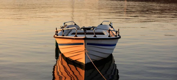 Ελλάδα, βάρκα στη θάλασσα στο ηλιοβασίλεμα — Φωτογραφία Αρχείου