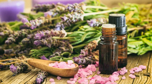 Lavanda fresca, olio essenziale e sale da bagno su fondo di legno — Foto Stock