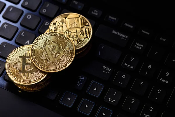 Bitcoins siyah bir laptop
