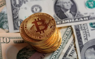 Bitcoins yığın Doları banknot arka plan üzerinde