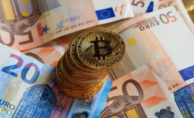 Bitcoins yığın euro banknot arka plan üzerinde