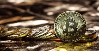 Bitcoins yığın altın arka plan üzerinde