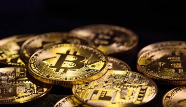 Altın parlayan bitcoins arka plan