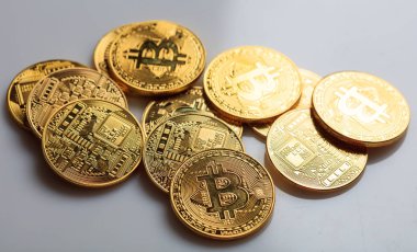 Bitcoins gri arka plan üzerinde