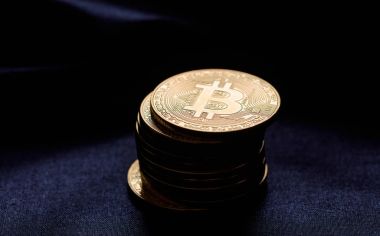 Siyah arka plan üzerine Bitcoins yığını