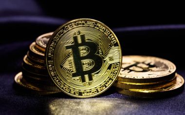 Siyah arka plan üzerine Bitcoins yığını