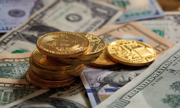 Bitcoins stapeln sich auf Dollar-Banknoten — Stockfoto